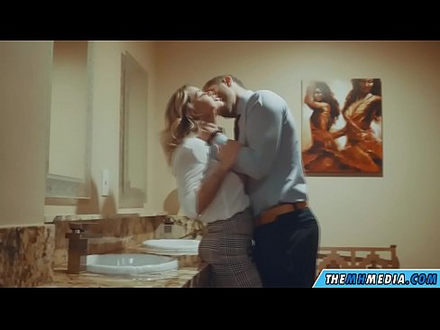 ❤️ Wanneer 'n rondborstige blondine jou in 'n openbare toilet verlei ❤️ Porno op af.hentai-menu.ru